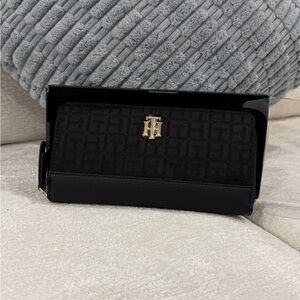 Black Wallet with Gold Logo Tommy Hilfiger